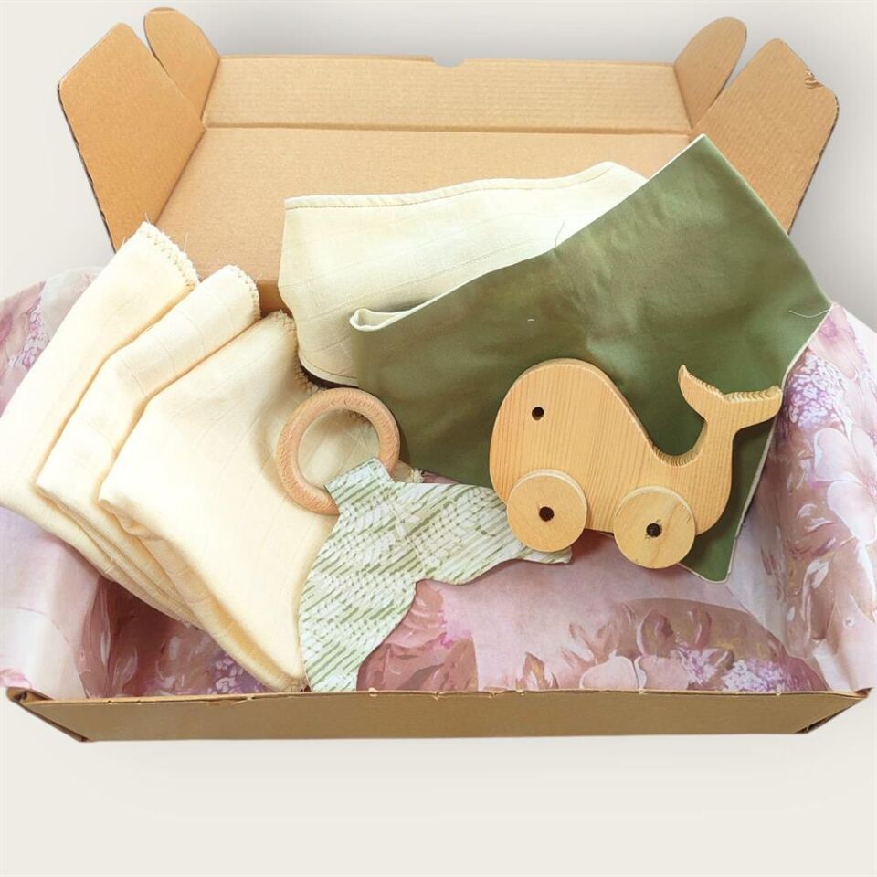 Bebek Hediyelik, Önlük, Mendil, Diş Kaşıyıcı, Ahşap Tekerlekli Balina Set