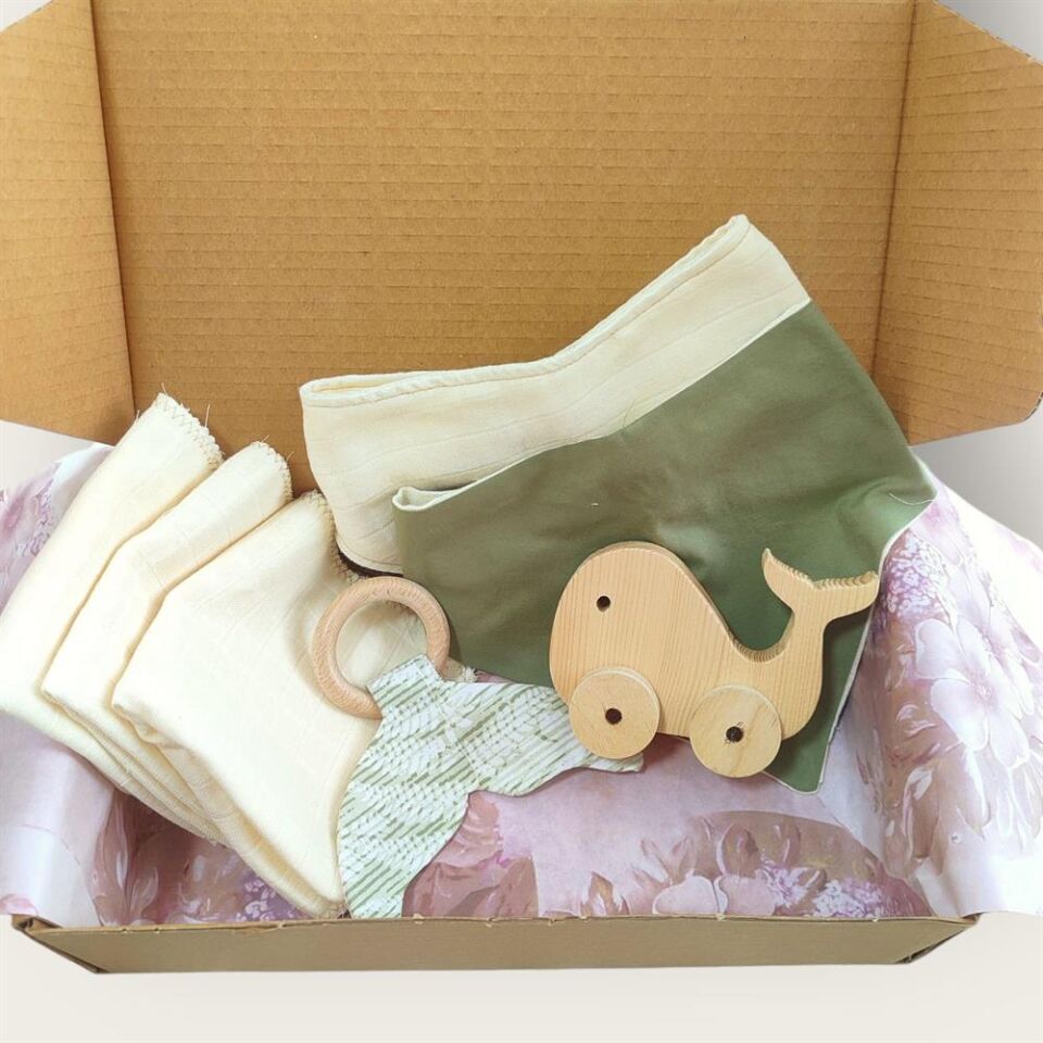 Bebek Hediyelik, Önlük, Mendil, Diş Kaşıyıcı, Ahşap Tekerlekli Balina Set